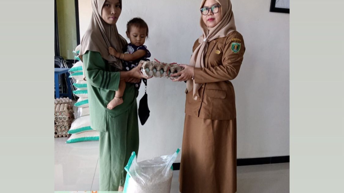 Pembagian Bantuan Beras Daerah (Rasda) Melalui Pemerintah Desa Mangkupum Kepada Masyarakat Miskin/Kurang Mampu