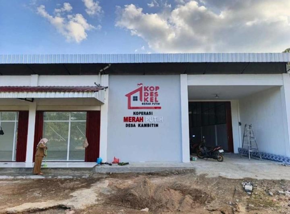 Persiapan Operasional, Gedung Koperasi Desa Merah Putih Desa Kambitin Dibersihkan Secara Gotong Royong