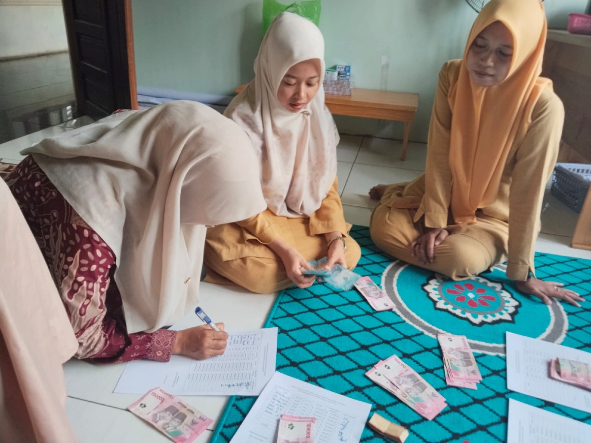 Pembagian honor guru paud dan TK Al-Qur'an serta insentif kader desa Ampukung