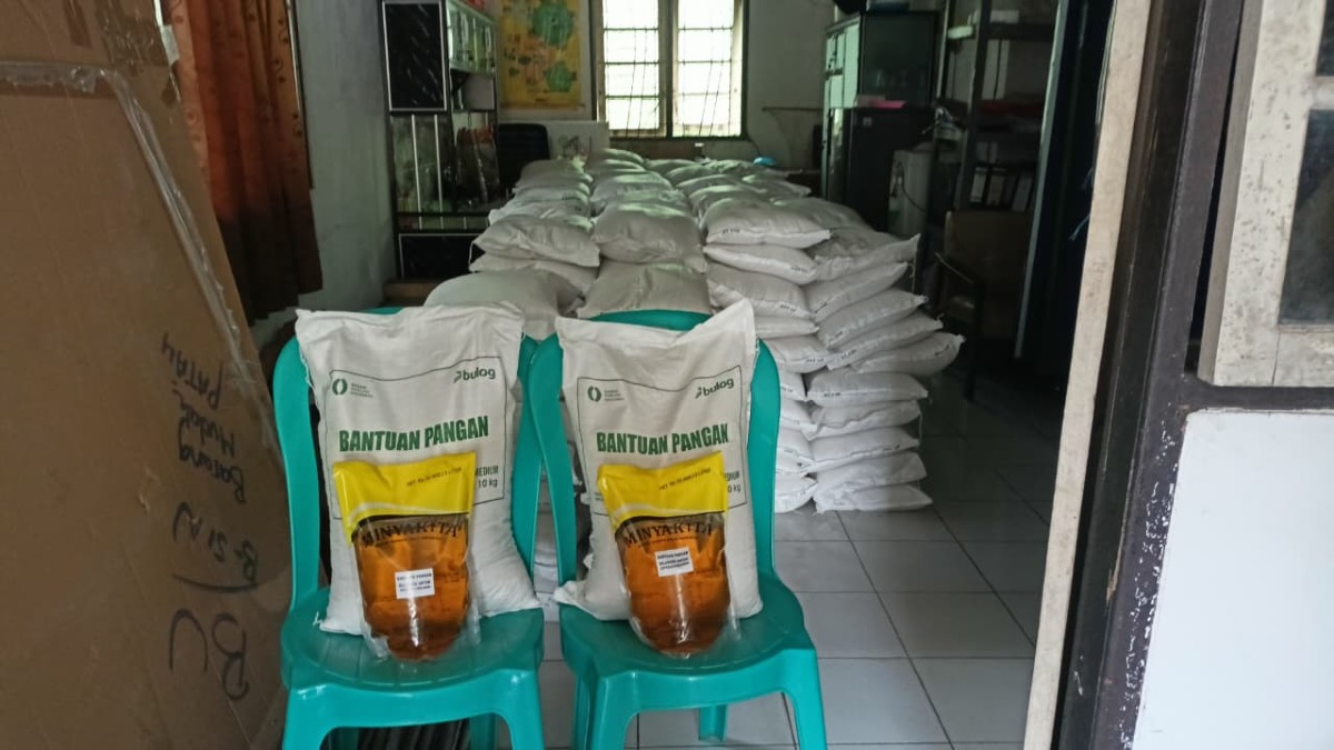 Bulog Bersama Badan Pangan Nasional Salurkan Bantuan Pangan kepada 130 Warga Desa Padang Panjang