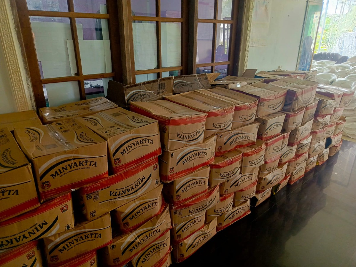Pembagian bantuan pangan bulog desa Ampukung