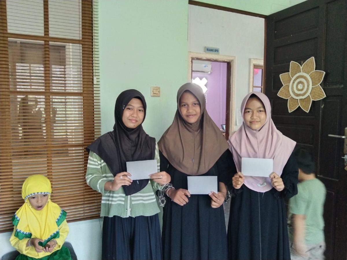 Pemberian beasiswa untuk siswa berprestasi 