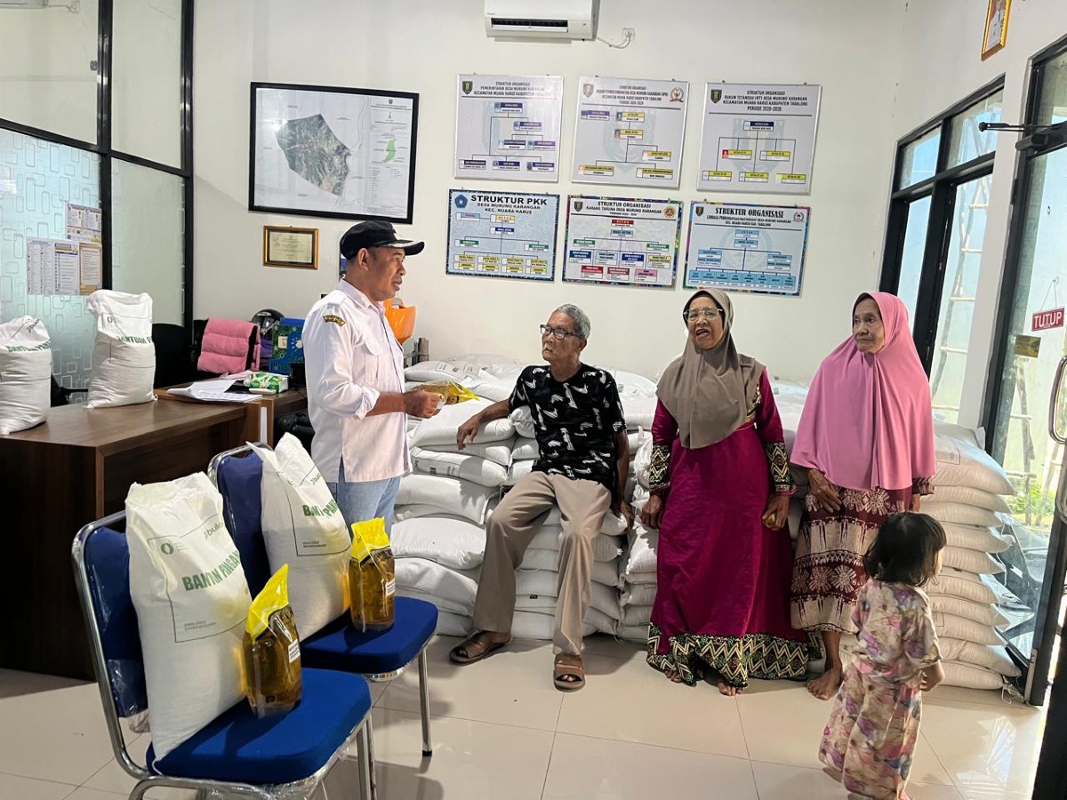 Perdana! Kepala Desa Murung Karangan Salurkan Bantuan Beras dan Minyak Goreng Kepada 239 KPM