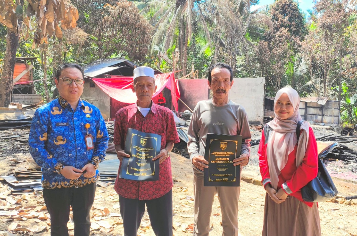 Disdukcapil Kabupaten Tabalong Serahkan Dokumen Kependudukan kepada Korban Kebakaran di Desa Bilas