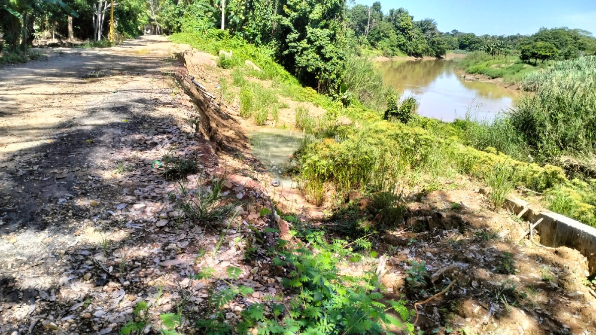 jalan desa murung baru yang longsur di rt 02