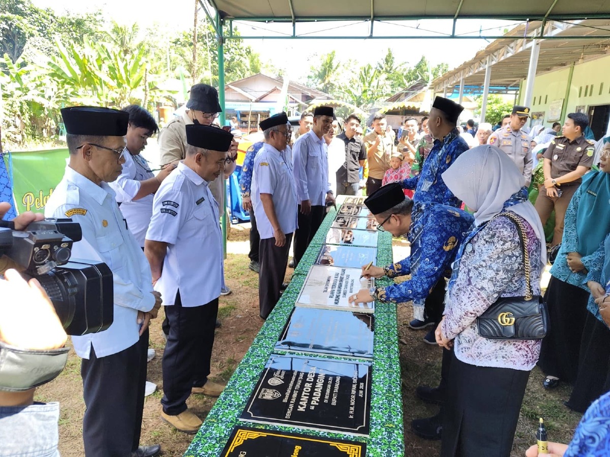 Resmikan RTH Murung Karangan SMART Village, Bupati Tabalong Tanda Tangani Prasasti di Acara Bunga Desa