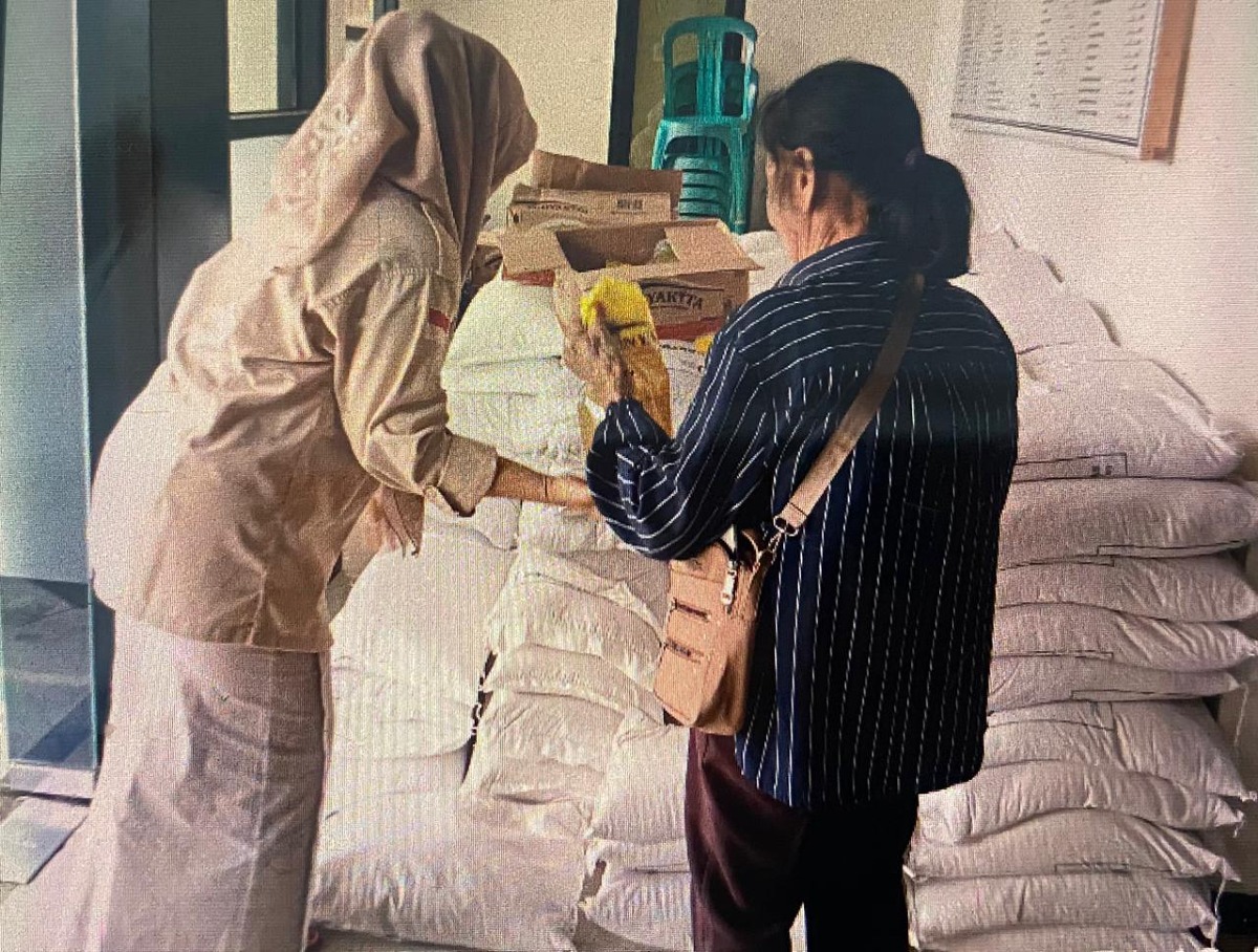 Pemerintah desa Mangkupum Salurkan Bantuan pangan Beras dan Minyak Goreng