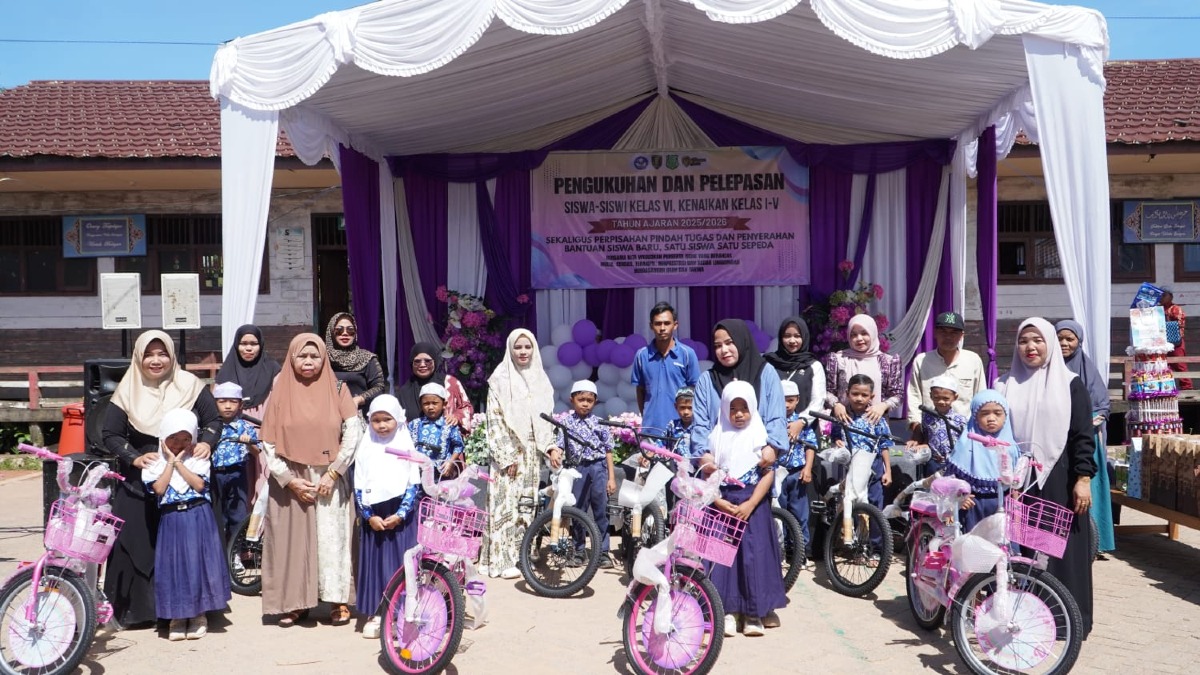Pembagian 1 sepeda untuk 1 anak siswa baru di SDN ampukung