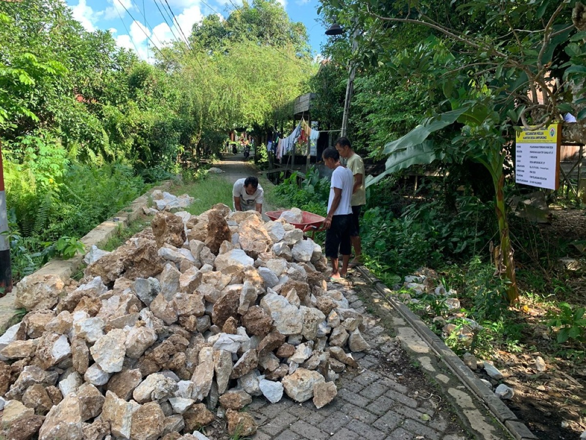peninggian jalan tepian sungai desa Ampukung Rt 07 upaya mencegah  banjir melewati jalan