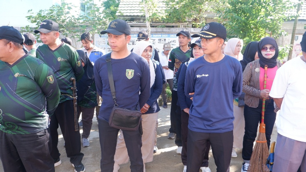 Bersama Jaga Lingkungan, Aparat Desa Kambitin Ikut GEMA JALIN di Desa Mahe Seberang