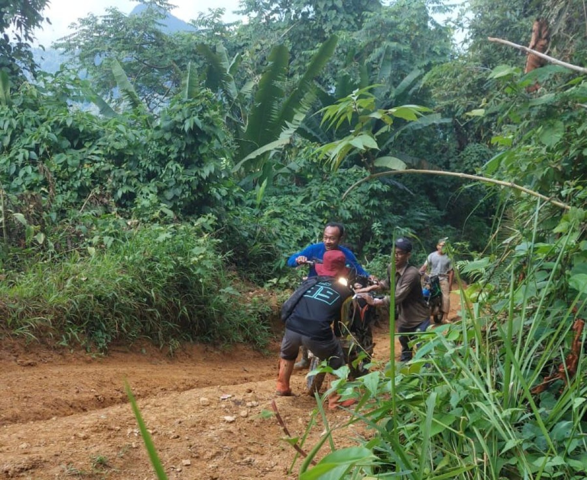 Pemberian dan Pemasangan patok wilayah Hutan Nasional yang berada disekitaran Desa Mangkupum