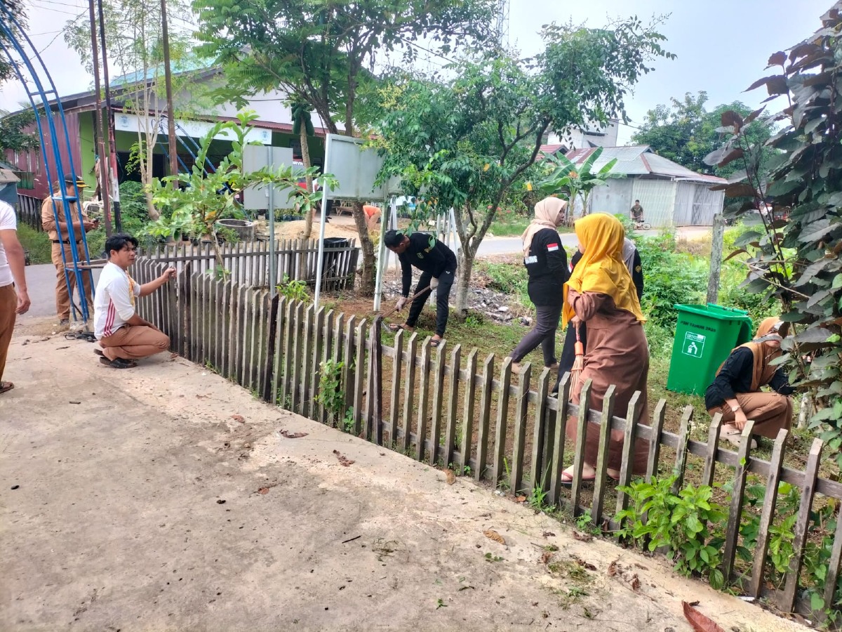 pemdes ampukung dan jajaran melaksanakan gotong royong dalam rangka persiapan lomba phbs tingkat kabupaten Tabalong