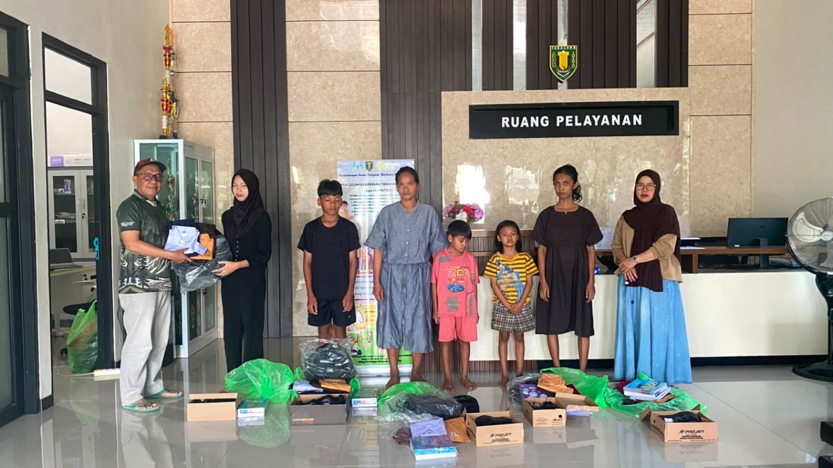 Untuk mendorong pemerataan kesempatan  memperoleh pendidikan yang layak, Pemerintah Desa Mangkupum bagikan 6 paket Dukungan Pendidikan siswa/siswi miskin ekstrem