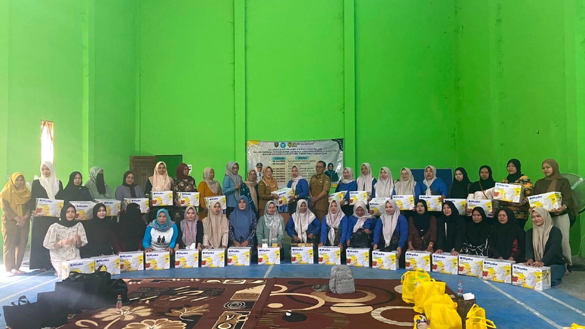 Pelatihan Keterampilan bagi Kelompok Perempuan yang diselenggarakan oleh DINSOSP3AP2KB di desa Mangkupum