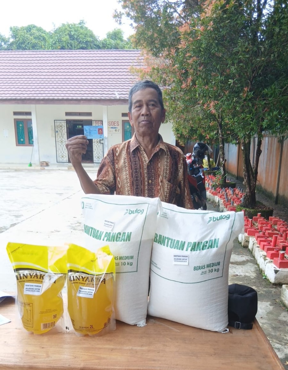 Perkuat Ketahanan Pangan, Desa Kambitin Salurkan Bantuan CPP Beras dan Minyak Goreng