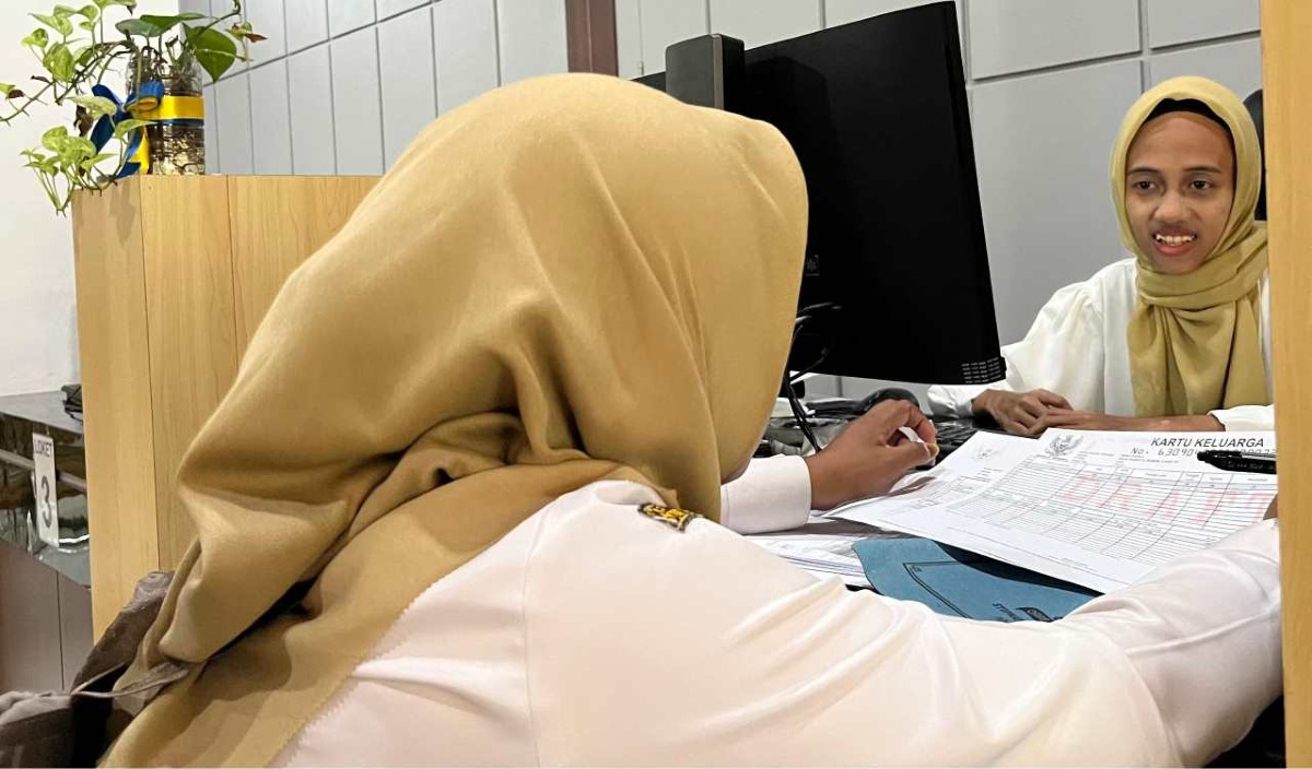 Kasi Pemerintahan Desa Kambitin Fasilitasi Warga Urus Dokumen Kependudukan ke Kantor Dinas Kependudukan dan Pencatatan Sipil Kabupaten Tabalong
