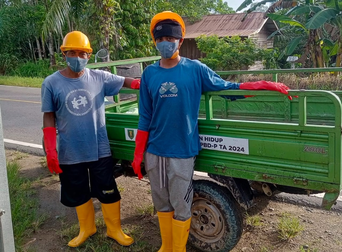 Pemungutan dan Pengangkutan sampah rutin oleh kelompok petugas Kebersihan desa Mangkupum