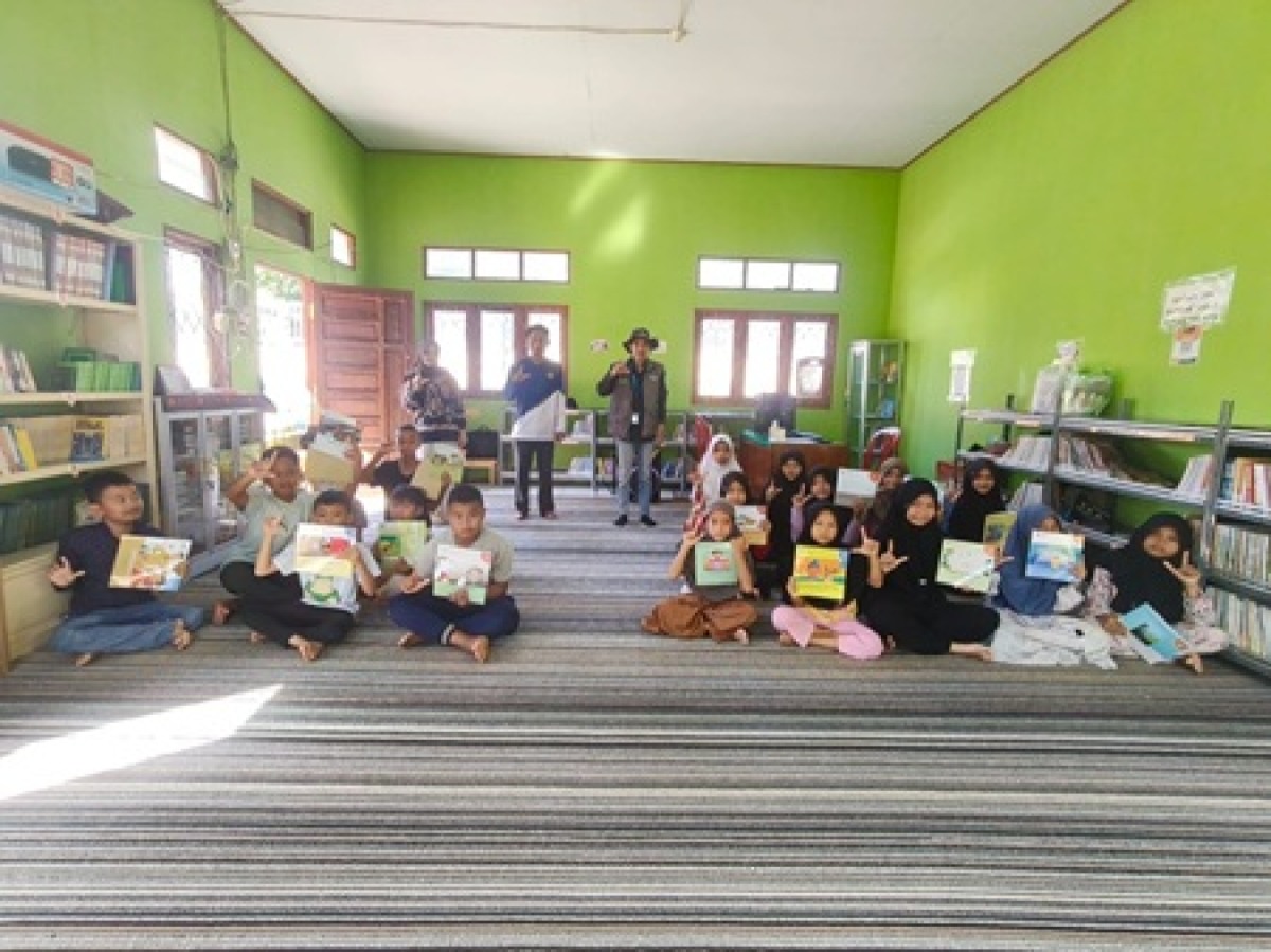 Asyiknya Berpetualang Lewat Lembaran Buku di Perpustakaan Desa Sungai Rukam I
