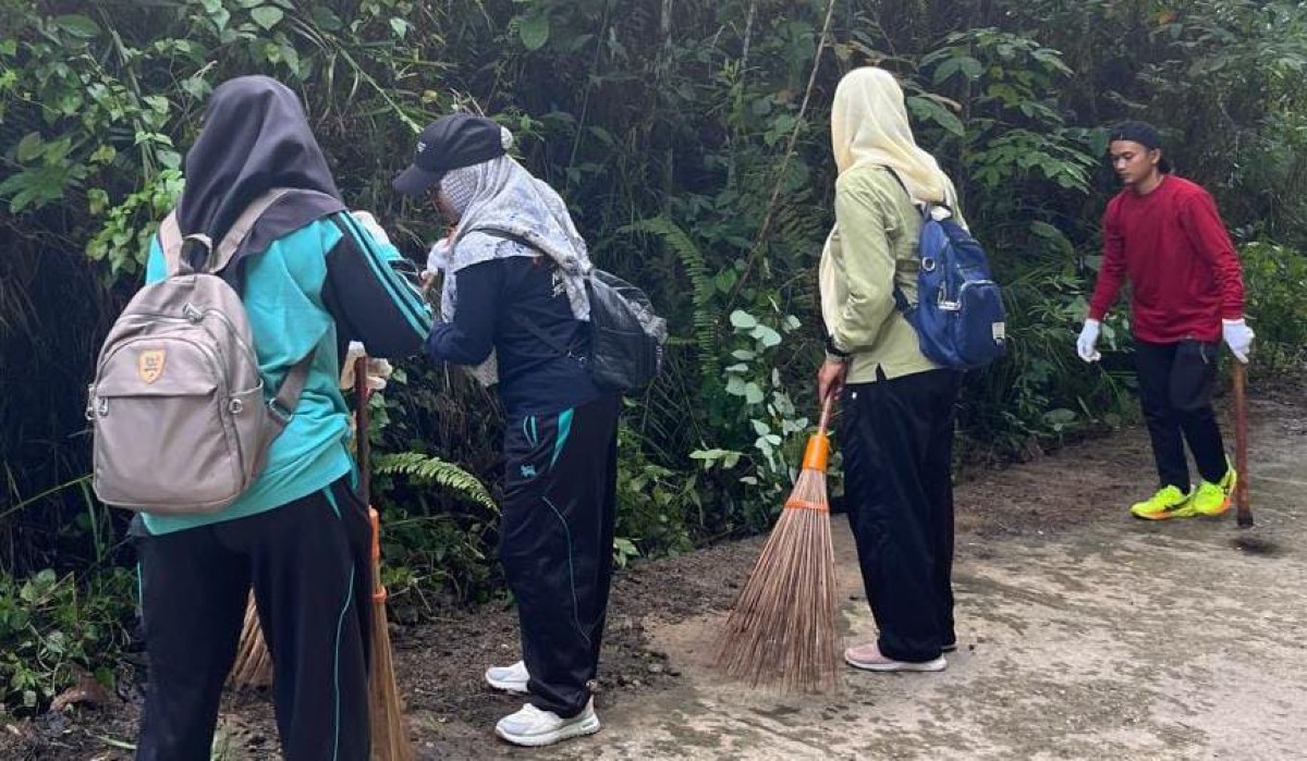Gema Jalin Berlanjut, Aparat Desa Kambitin dan BPD Turun Bersihkan Jalan Tembusan Antar Desa
