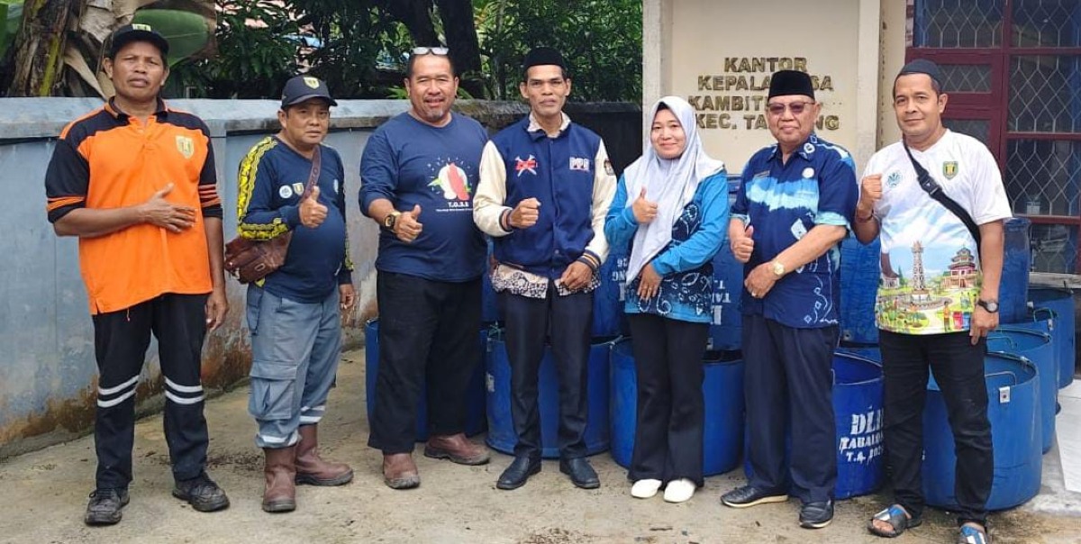 Dinas Lingkungan Hidup Kabupaten Tabalong dan Anggota DPRD Kabupaten Tabalong Salurkan 50 Tong Sampah Drum Plastik ke Kantor Desa Kambitin