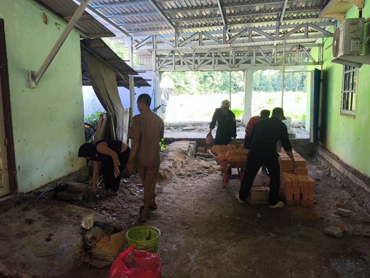 Sinergi Aparat Desa, BPD, dan Ketua RT Gotong Royong Bersihkan Jalan Masuk RTH Desa Juai