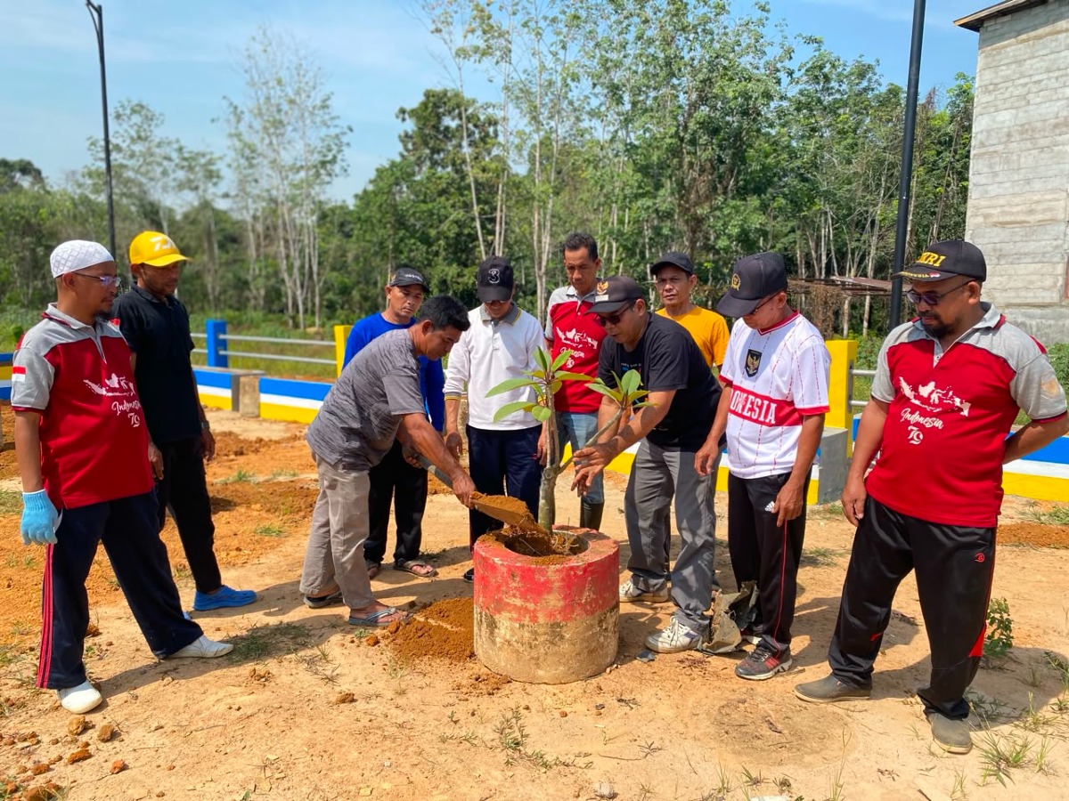 Pemerintah Desa Suput Gelar Gotong Royong Pembersihan RTH