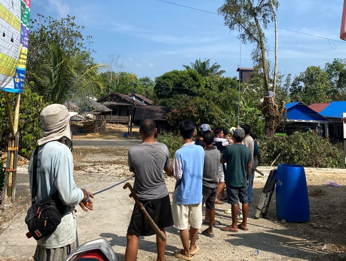 Gotong Royong Penebangan Pohon Akasia yang Condong ke Badan jalan Raya