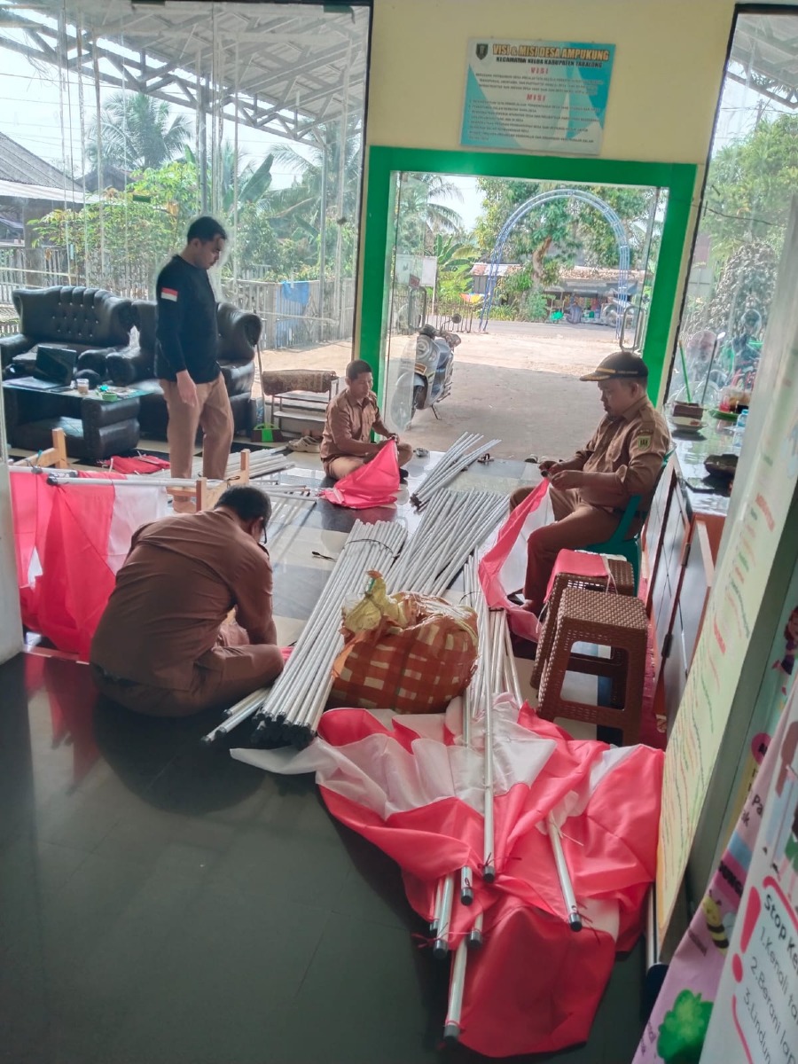 Pemerintah desa Ampukung mempersiapkan pembagian bendera merah putih guna memperingati HUT kemerdekaan indonesia di bulan agustus