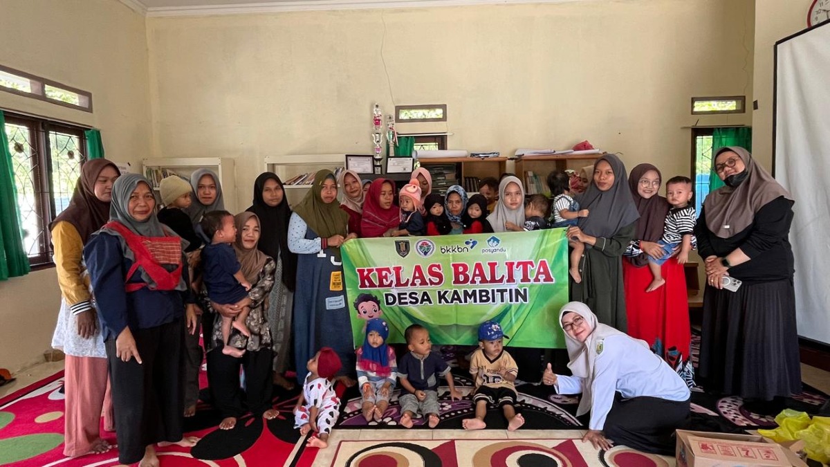 Pantau Tumbuh Kembang Anak, Pemdes Kambitin & Puskesmas Hikun Gelar Kelas Balita di Perpustakaan Desa