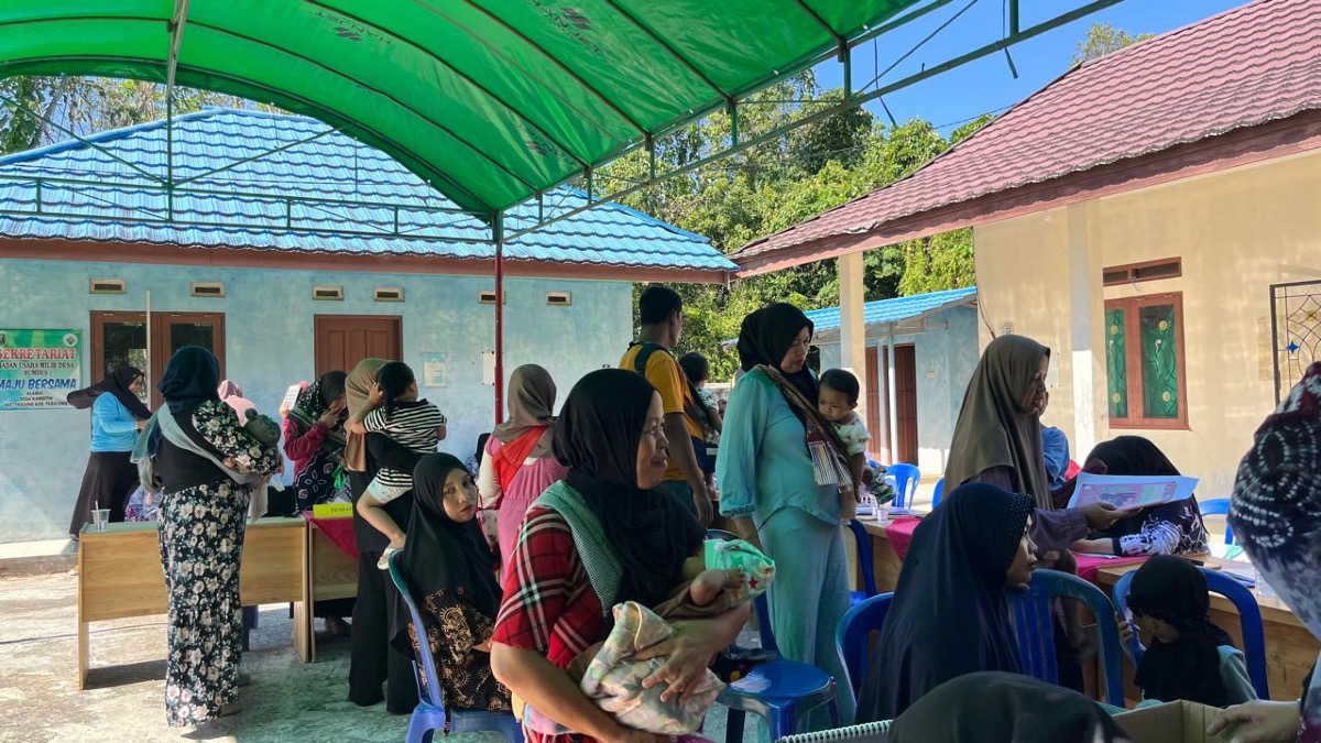 Awal Baru Pelayanan Desa: Desa Kambitin Perdana Gelar Posyandu 6 SPM di Halaman Perpustakaan