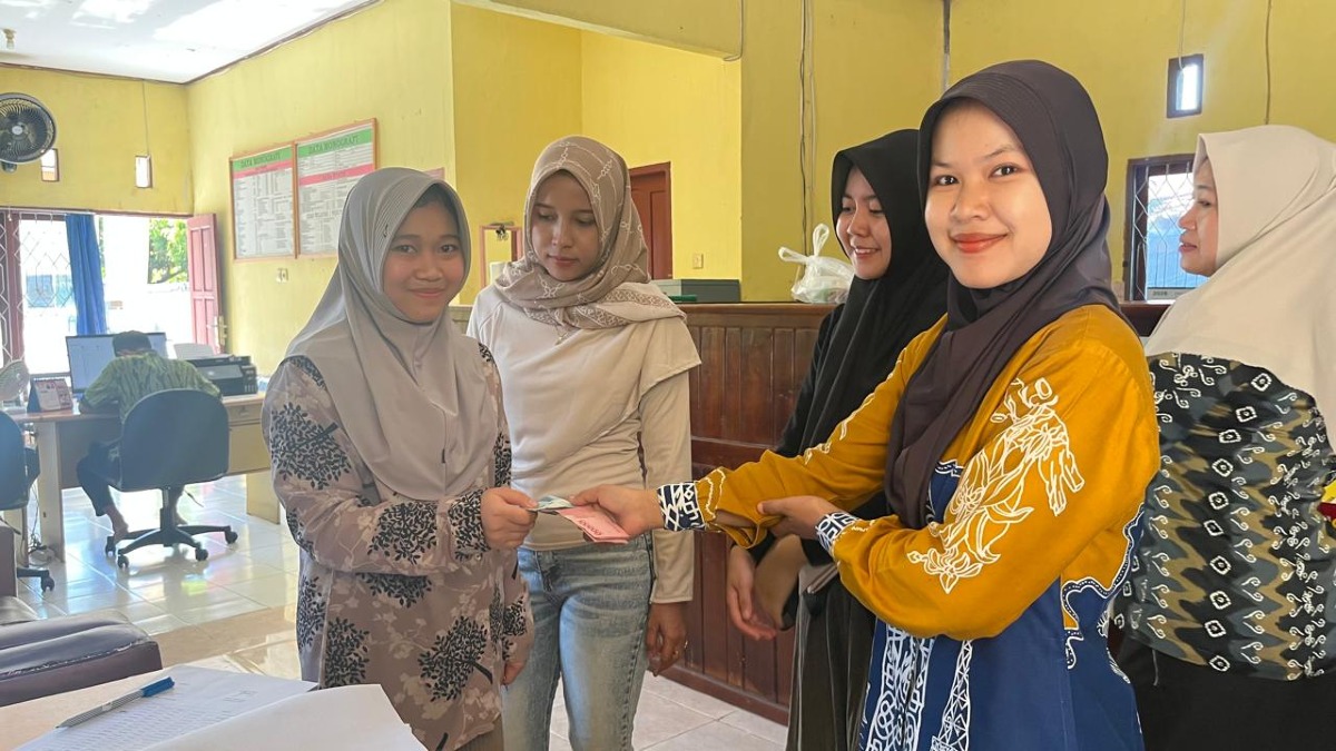 Dukung Kinerja Pelayanan Kesehatan, Kader Posyandu 6 SPM Desa Kambitin Terima Honorarium Tiga Bulan