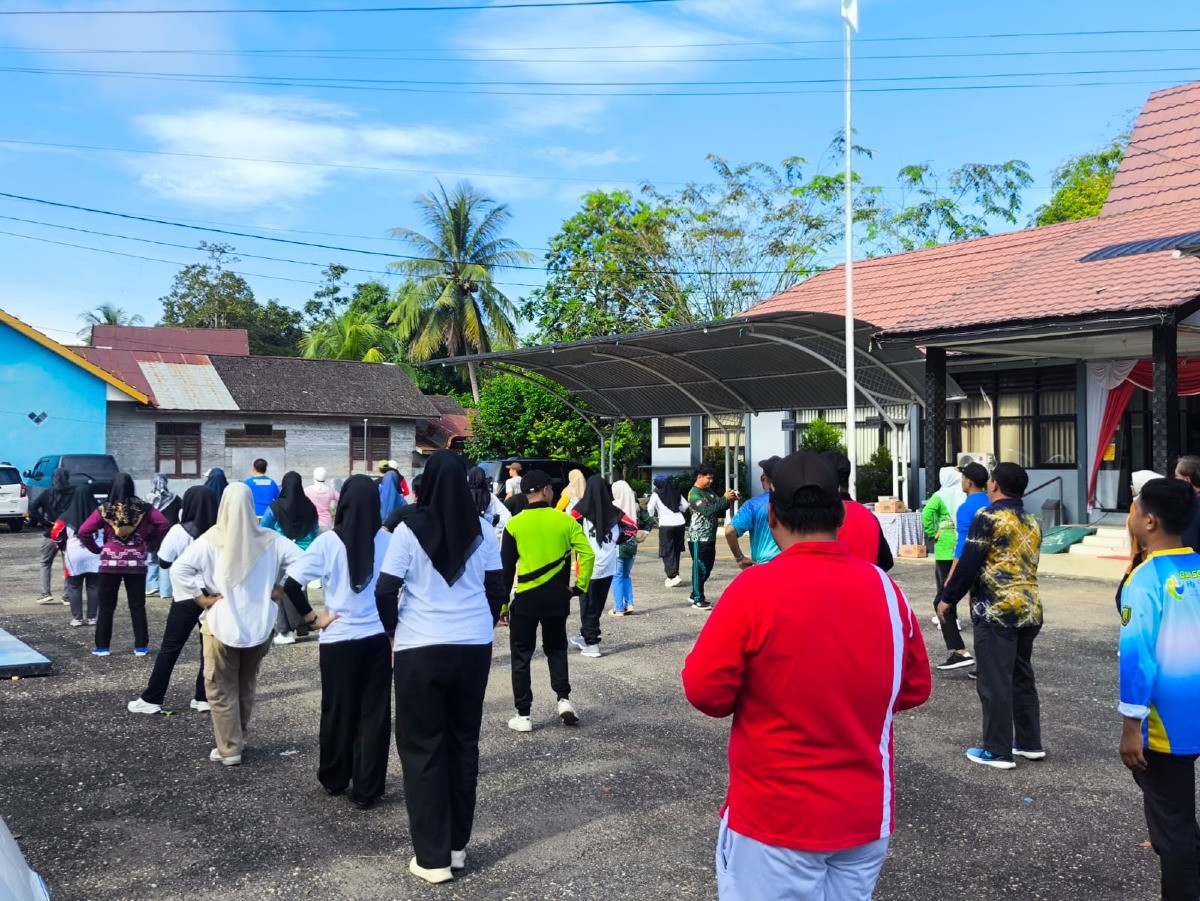 Dukung Rutinitas Kesehatan, Aparat Desa Juai Ikuti Senam Bersama di Kecamatan Tanjung