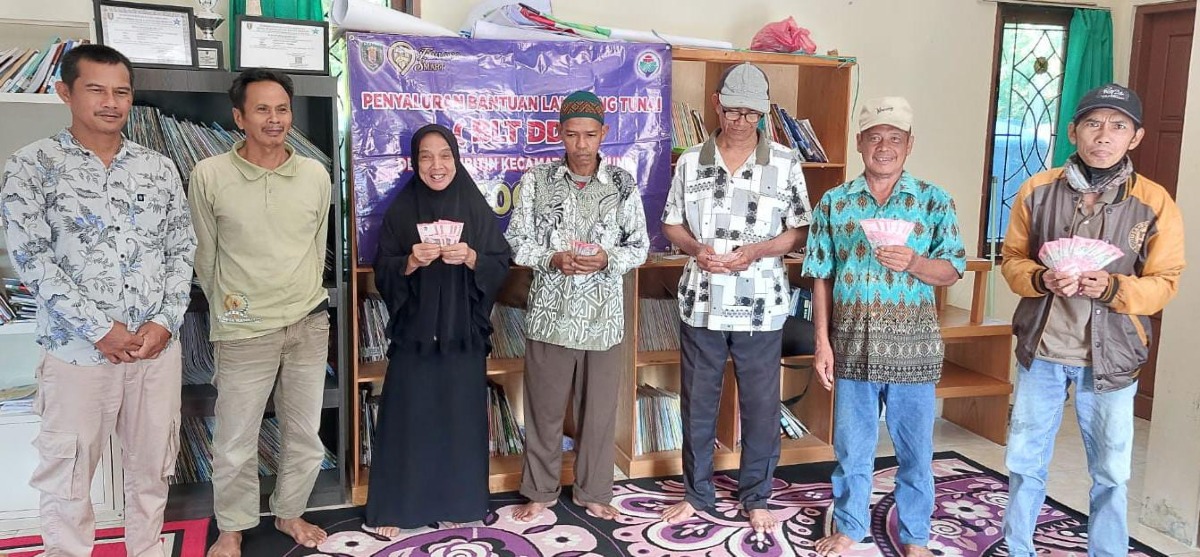 10 Warga Desa Kambitin Terima Penyaluran BLT Alokasi Mei–Juni 2026 di Perpustakaan Desa