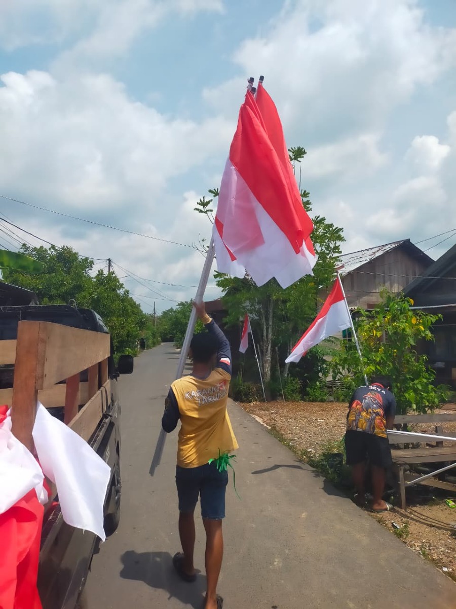Pemasangan bendera disetiap rumah2 warga persiapan bulan agustus