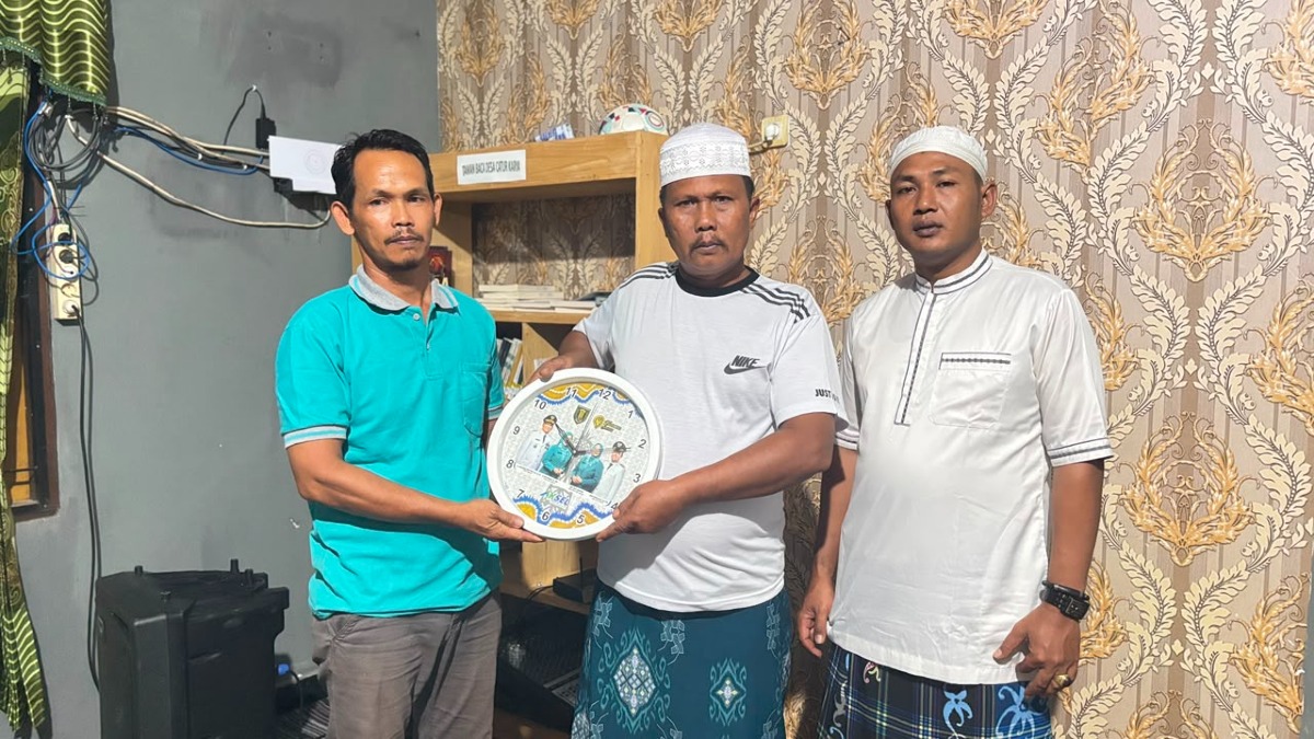 PENYERAHAN APRESIASI BUPATI TABALONG KEPADA LINGKUNGAN RT DESA CATUR KARYA