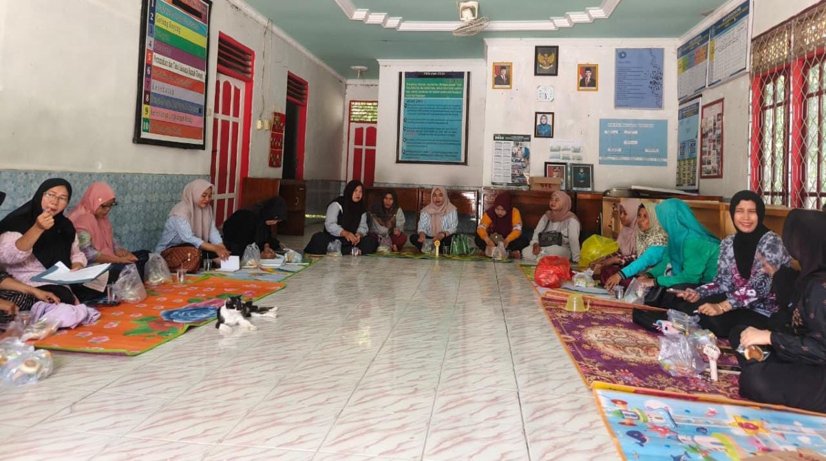 Perkuat Silaturahmi dan Persiapan HUT RI, Kader PKK Desa Kambitin Gelar Pertemuan Rutin Bulanan