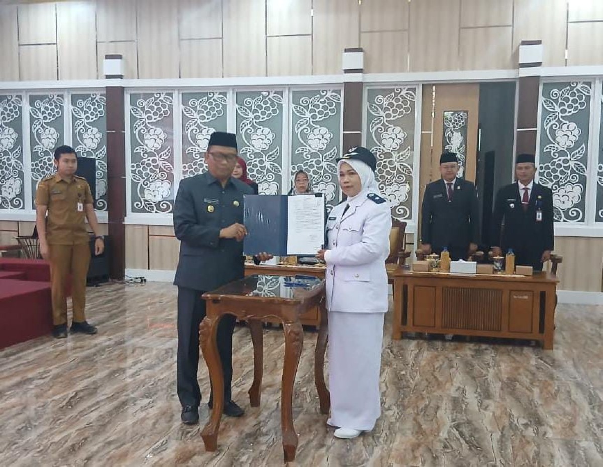 Unggul dalam Musdes PAW, Isnawati Resmi Dilantik Bupati Tabalong Sebagai Kepala Desa Antar Waktu Desa Kambitin