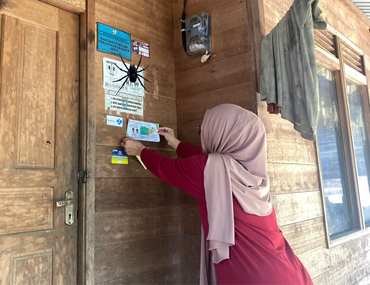 Pemasangan Stiker Bantuan BPJS Ketenagakerjaan dirumah warga yang Kurang mampu/Pekerja Rentan
