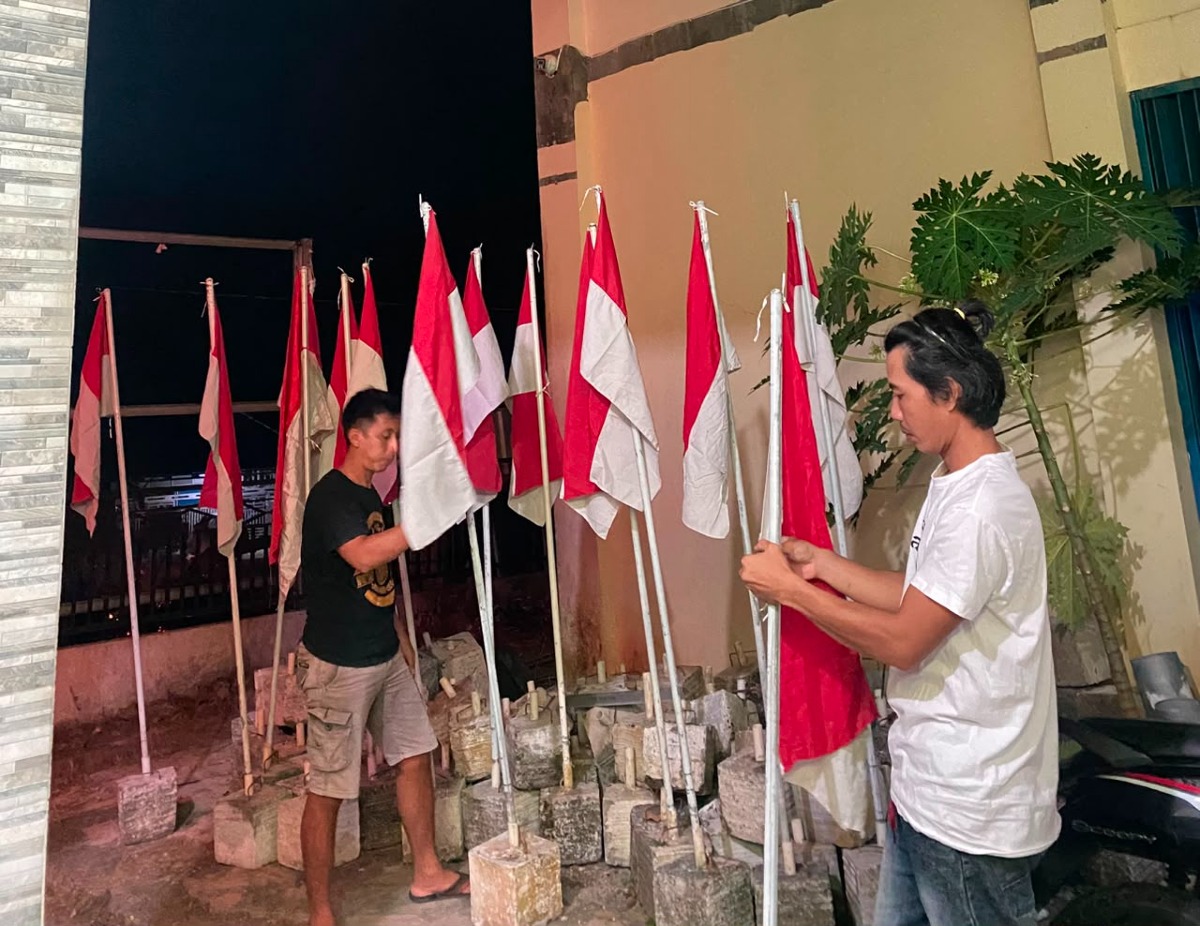 Semangat Menyambut HUT RI ke 81 Pemdes Mangkupum Gotong Royong Pemasangan Bendera di pinggir Jalan Kawasan Desa Mangkupum 