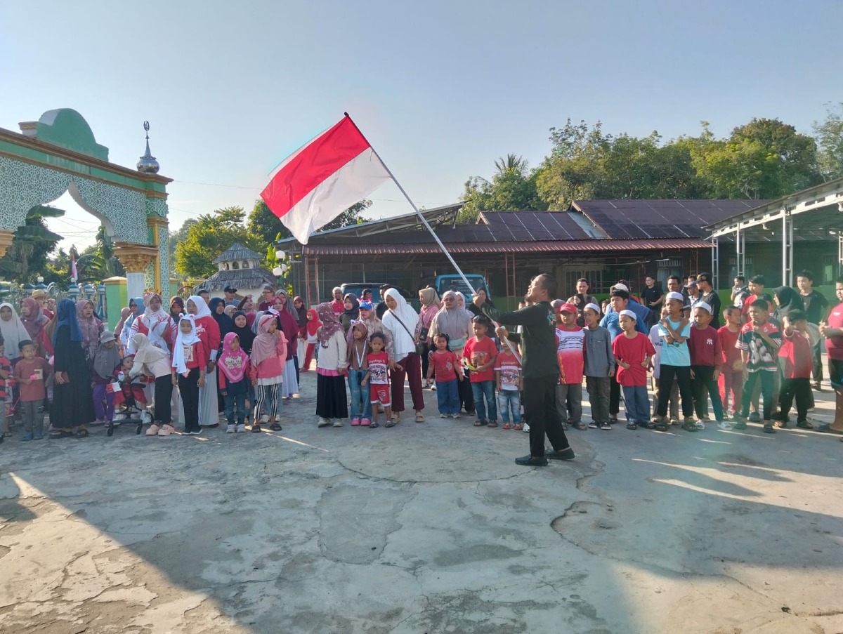 dalam rangka memeriahkan HUT RI ke 81 pemerintah desa Ampukung melaksanakan kegiatan jalan sehat