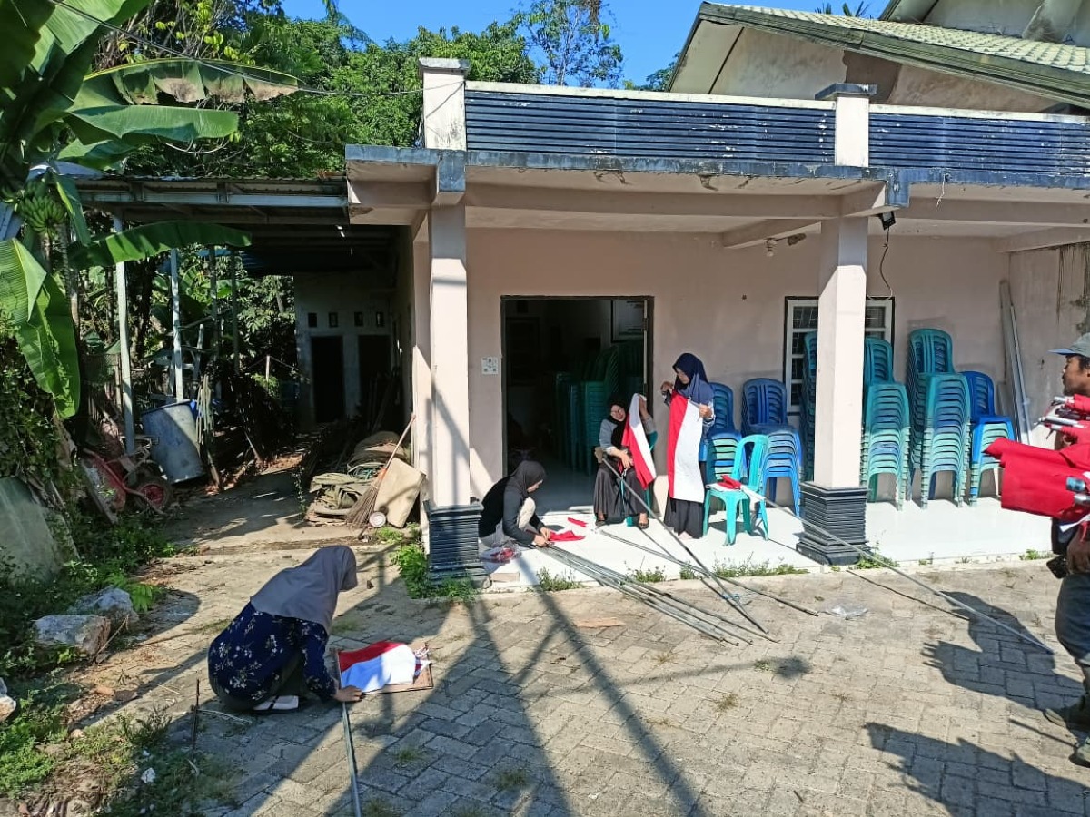 Gotong Royong dan Nasionalisme Warnai Pemasangan Bendera di Desa Padang Panjang
