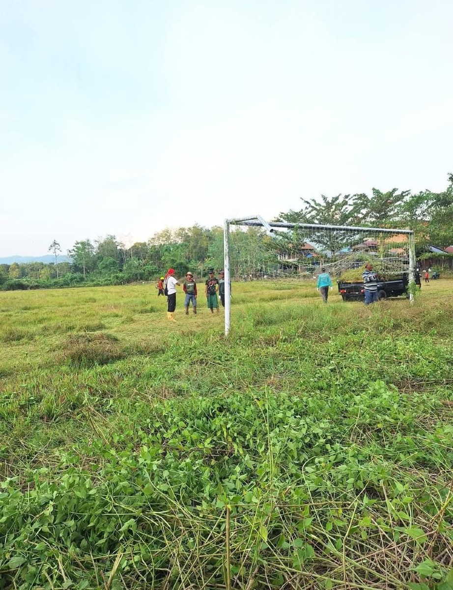 Kebersihan Lapangan untuk Upacara Hari Kemerdekaan
