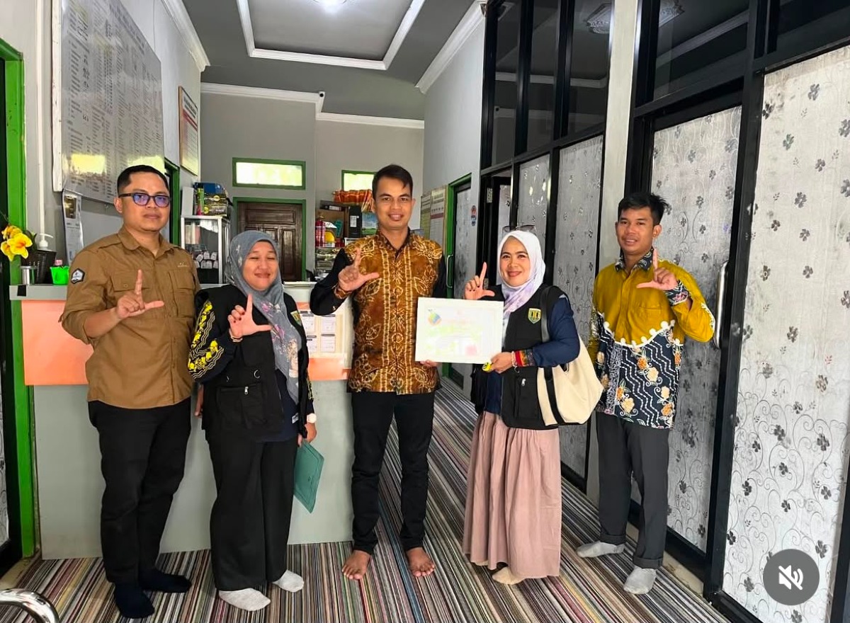 Penyerahan piagam dari DLH