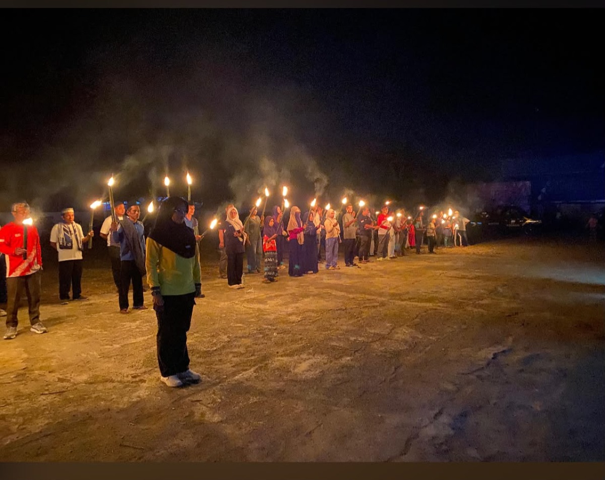 Lambang Semangat Perjuangan Para Pahlawan yang Tidak Pernah Padam melalui kegiatan Taptu/Pawai Obor Kecamatan Muara Uya
