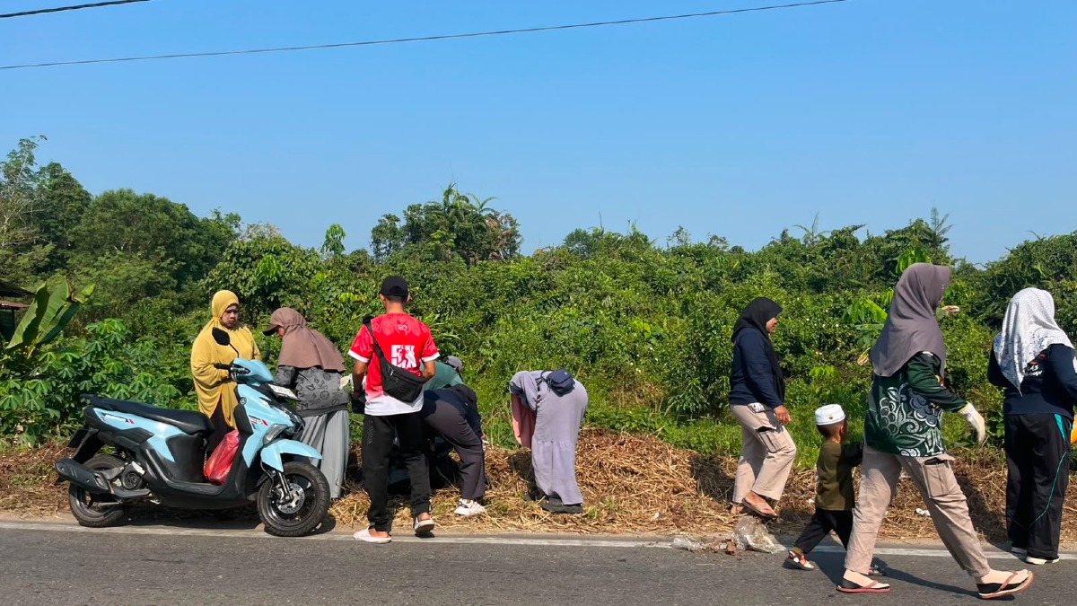 Kegiatan Gotong Royong Pemerintah Desa Kambitin Bersama Warga Desa Kambitin Dalam Rangka Persiapan Menyambut HUT RI ke-81