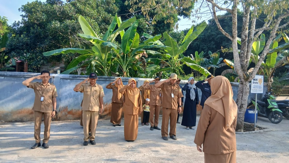 Apel Pagi Pemerintah Desa dan BPD Desa Kambitin di Halaman Kantor Desa Kambitin