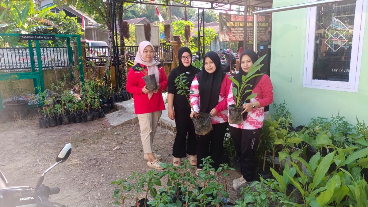 Dukung Ketahanan Pangan Posyandu, Pemerintah Penyalur Bantuan Bibit Tanaman Hortikultura di Desa Luk Bayur