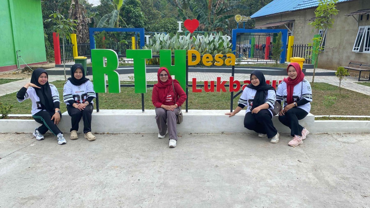 FOTO BERSAMA IBU KETUA TP.PKK DESA LUKBAYUR