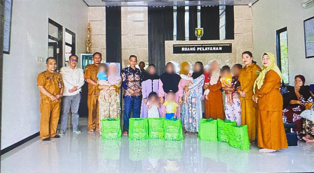 Penyerahan Paket Stunting oleh Plt.Camat Muara Uya