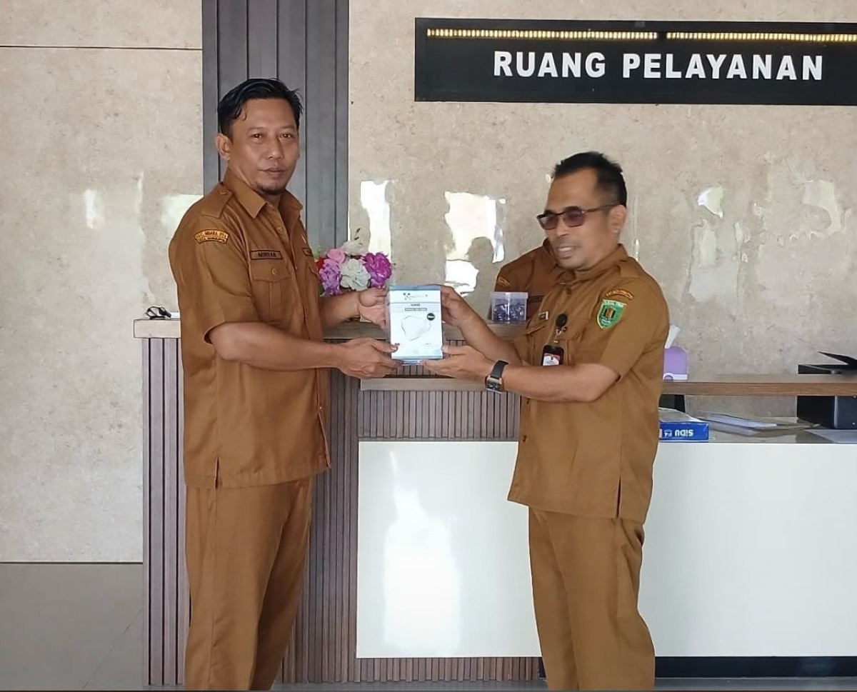 Kabut Asap Karhutla, Plt.Camat Muara Uya Bagikan Masker Kepada Pemerintah Desa Mangkupum